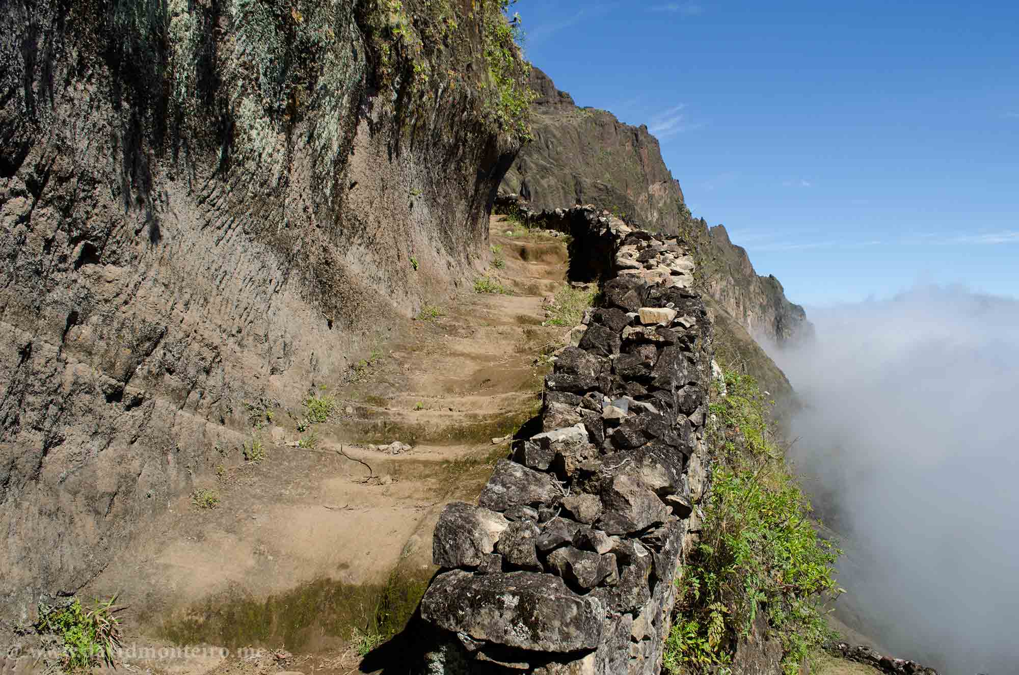 The long cobblestone road from Cabo de Ribeira to Cova