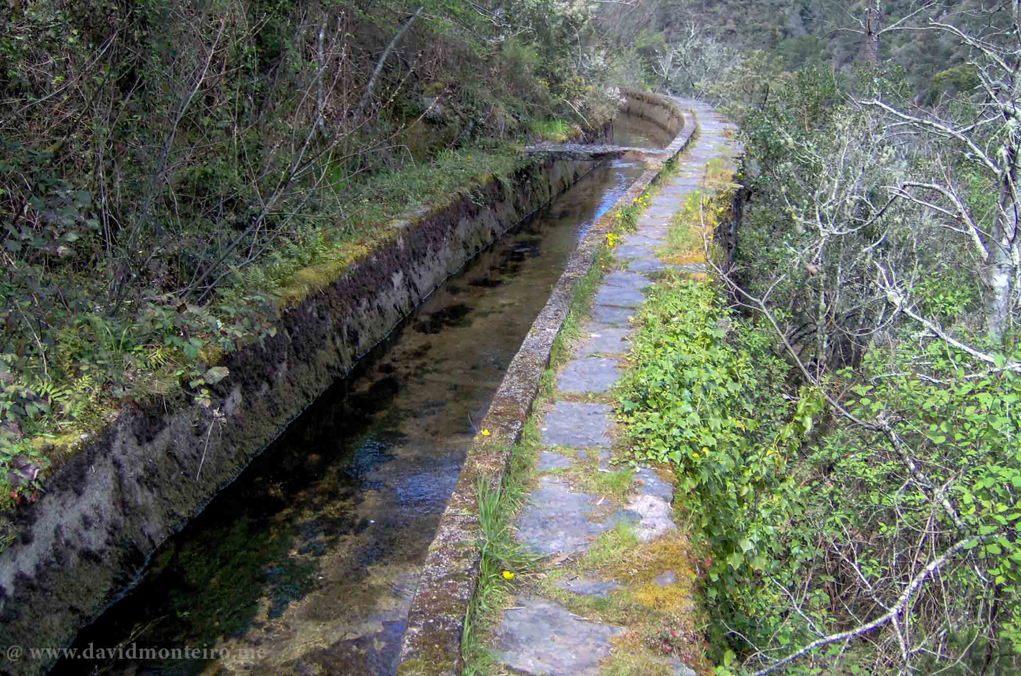 Walking on the Lousã's aqueduct