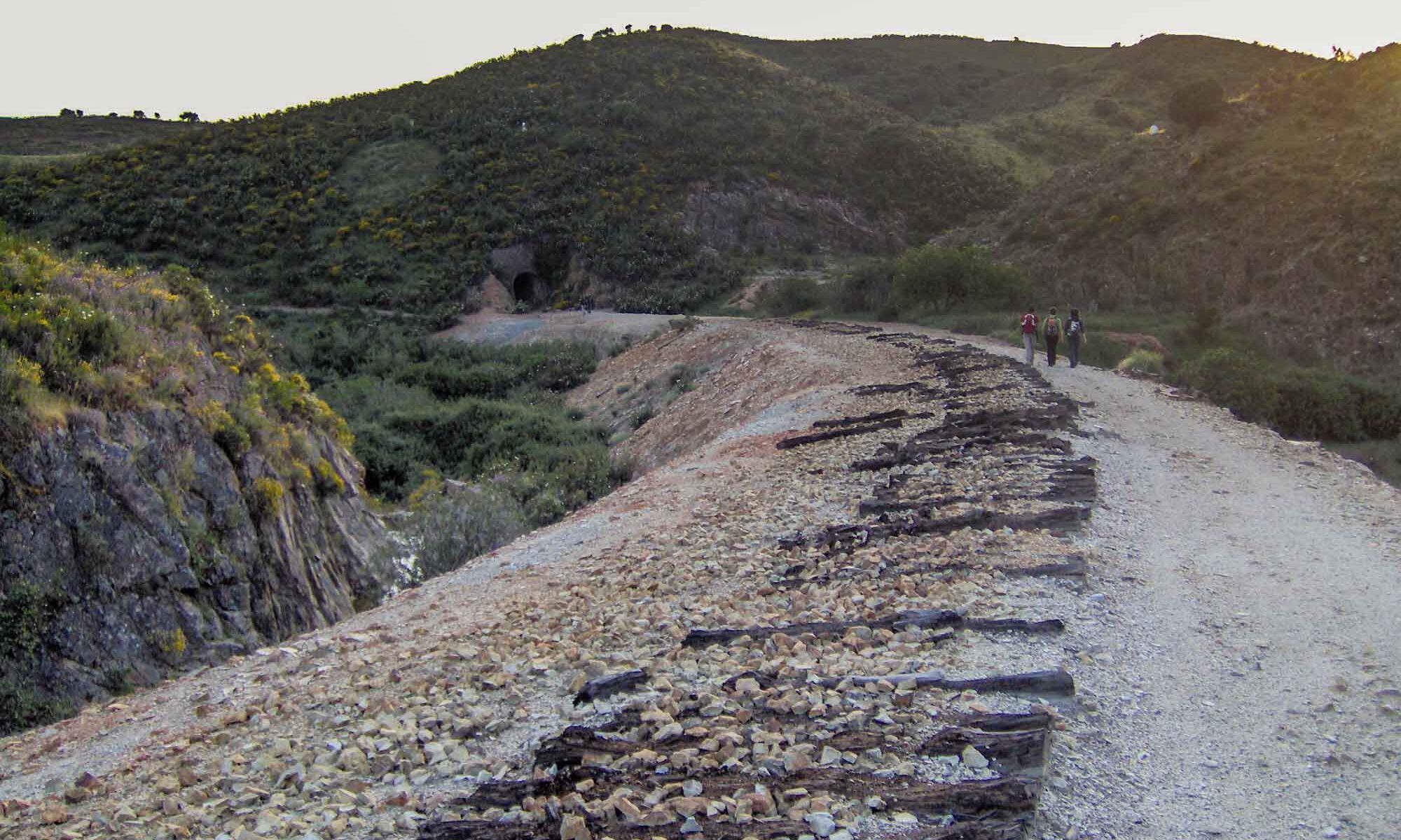 Walking from Minas de São Domingos to Pomarão